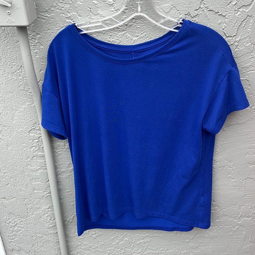 Athleta women’s blue top size small 95% polyester and 5% spandex